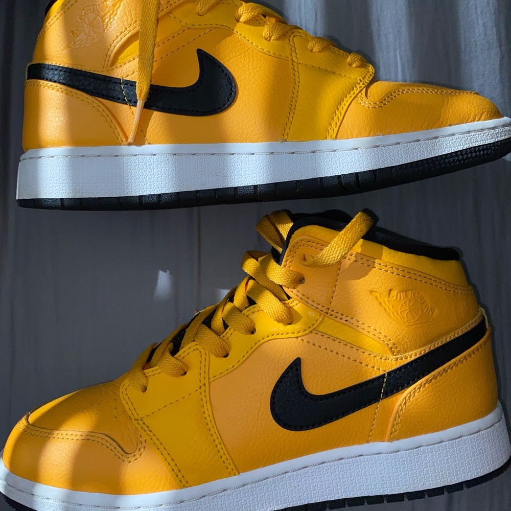 Jordan 1 University Gold Mid GS